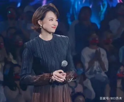 董卿身穿渐变连衣裙参加活动,如何评价她此次的造型?