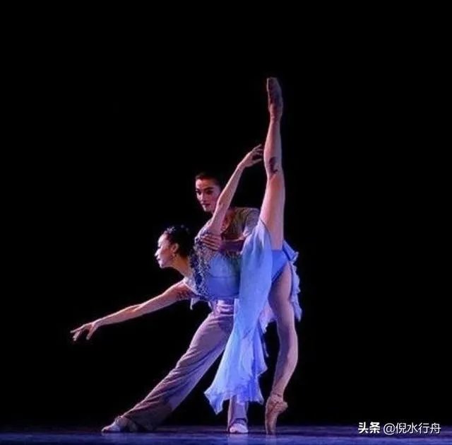 上联:短歌谁和,风动梨花朵。下联怎么对?