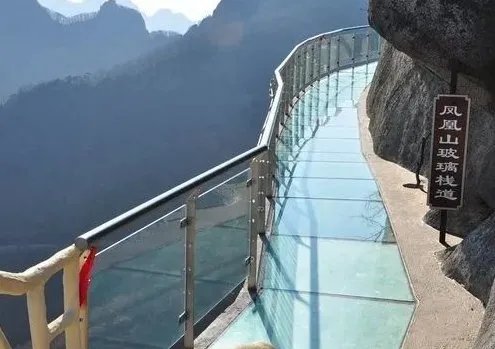 辽宁虎谷峡玻璃栈道发生事故,引发事故的原因是什么?