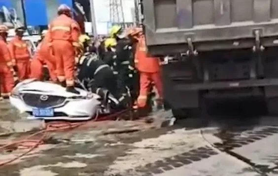 货车侧翻一家三口被埋身亡,这场意外是怎么发生的?