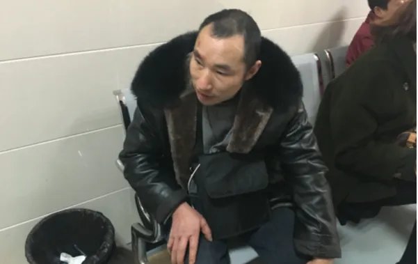 成都一奥迪凌晨撞人群是怎么回事?