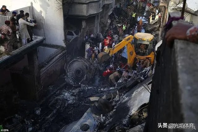 奇迹!巴基斯坦一架客机坠毁,银行行长竟然生还,你怎么看?