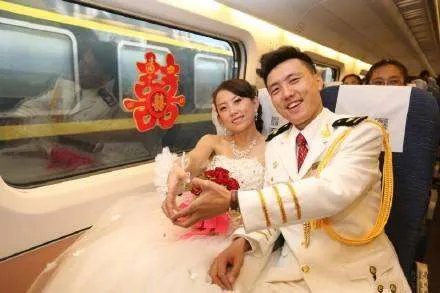 湖南一新娘自己坐着高铁去结婚,为什么她不等新郎去接亲?