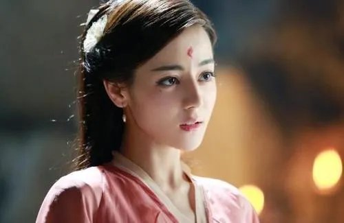 迪丽热巴请《驭鲛记》剧组吃凉皮,她在这部作品中出演了怎样的角色?