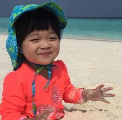梅婷晒女儿萌照 网友调侃：像蒙奇奇