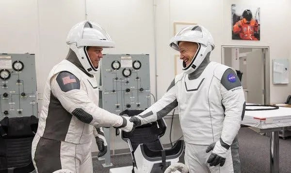 龙飞船载人与空间站对接成功对中国的航空航天有什么影响？