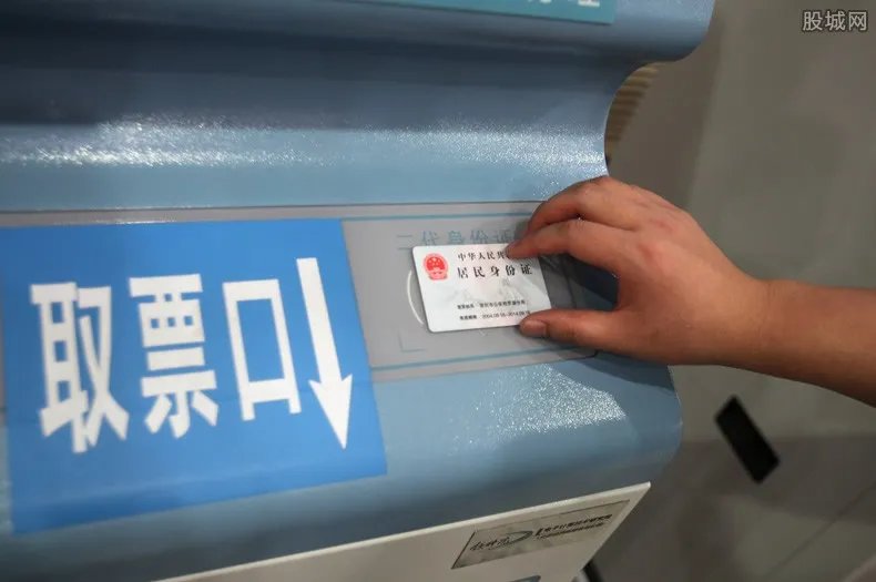 铁警捣毁制假窝点 市民购买火车票需要小心了