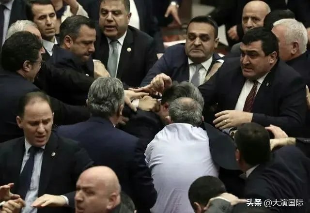 土耳其议会爆发激烈冲突,数十名议员参与“混战”,你们怎么看?