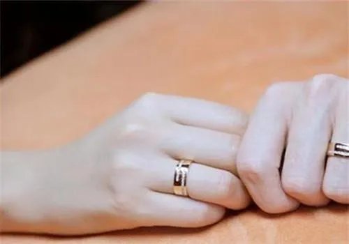 戒指戴无名指是什么意思 各个手指戴戒指什么意思