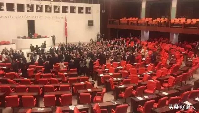 土耳其议会爆发激烈冲突,数十名议员参与“混战”,你们怎么看?