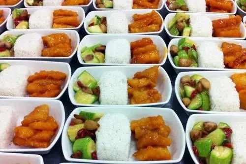 浙江一公司老板禁止员工热饭，公司的这一做法是否合法？