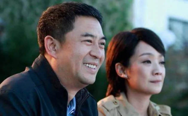 王海燕晒与张嘉译亲密合照秀恩爱,他们会有离婚的可能吗?