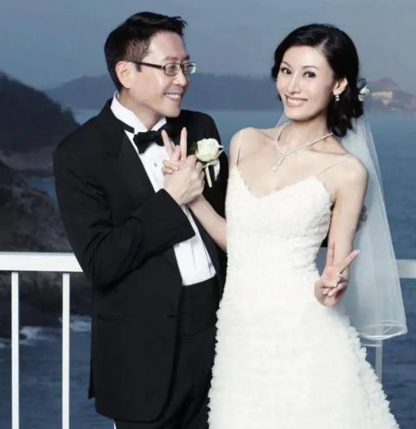 李嘉欣晒夫妻合影庆老公生日,李嘉欣的状态怎么样?
