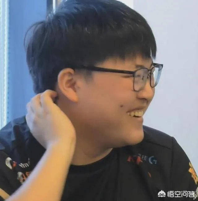 Uzi给虎牙新主播莉哥刷了20个藏宝图,价值十万元,引网友热议,你怎么看?