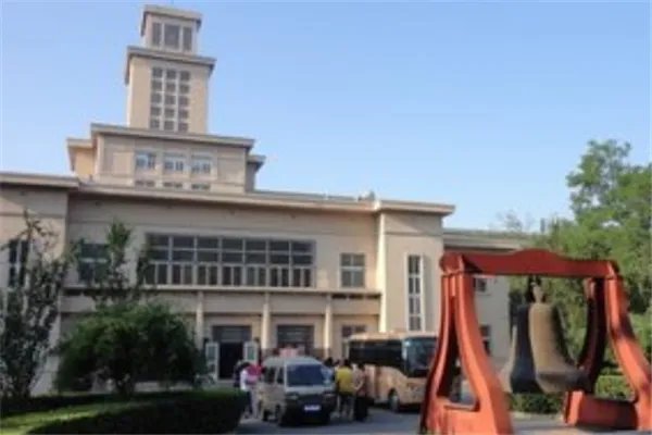 河北大学生坐窗台大喊学校配不上我,这个学校怎么了?