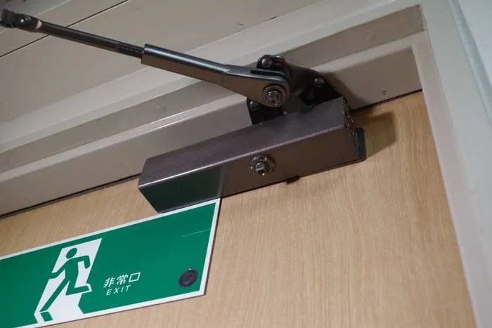 如何自己动手安装闭门器?