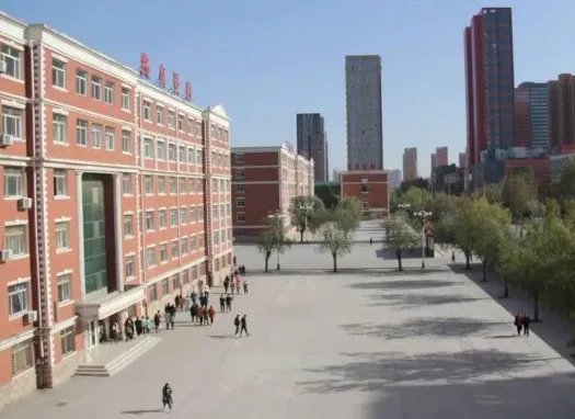 河北大学生坐窗台大喊学校配不上我,这个学校怎么了?