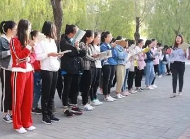 河北大学生坐窗台大喊学校配不上我,这个学校怎么了?