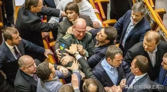 土耳其议会爆发激烈冲突,数十名议员参与“混战”,你们怎么看?