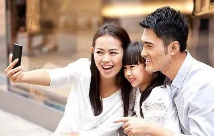 刘诗诗吴奇隆一家出游,生活该如何给孩子带来欢乐?