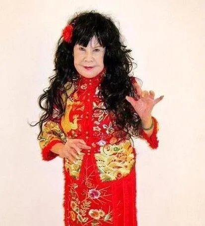 西门大妈杨钧钧年轻时美照好像换了张脸 杨钧钧真实年龄到底多大