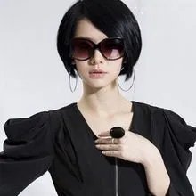 戚薇的图片,短发的。