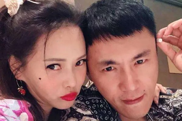 伊能静秦昊现身机场撒狗粮,谁能看出来她已经52岁