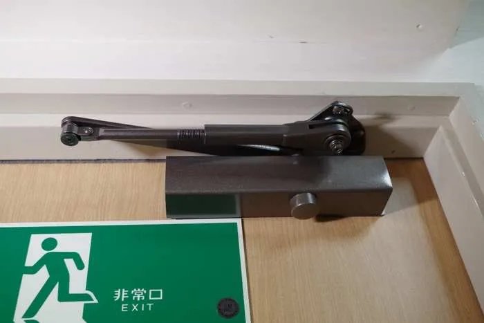 如何自己动手安装闭门器?