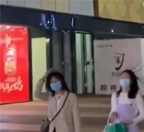 商场回应路人经过时头发直立,回应的详细内容是什么?