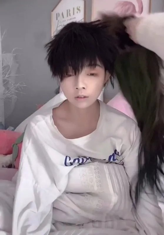 王奕萌又对自己做了什么?