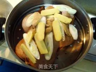 传统古法制作“樟茶鸭”