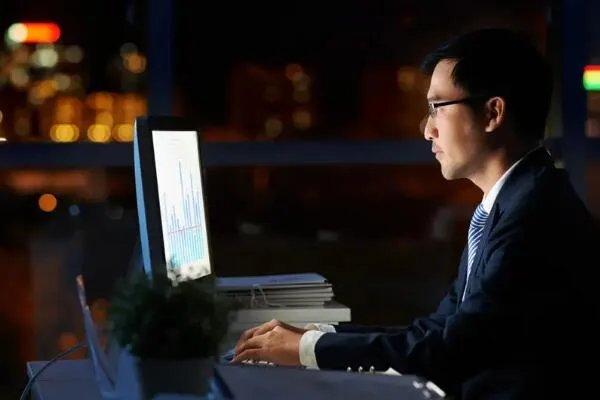 007工作制是每天不用睡觉吗,不是(随时保持在线状态)