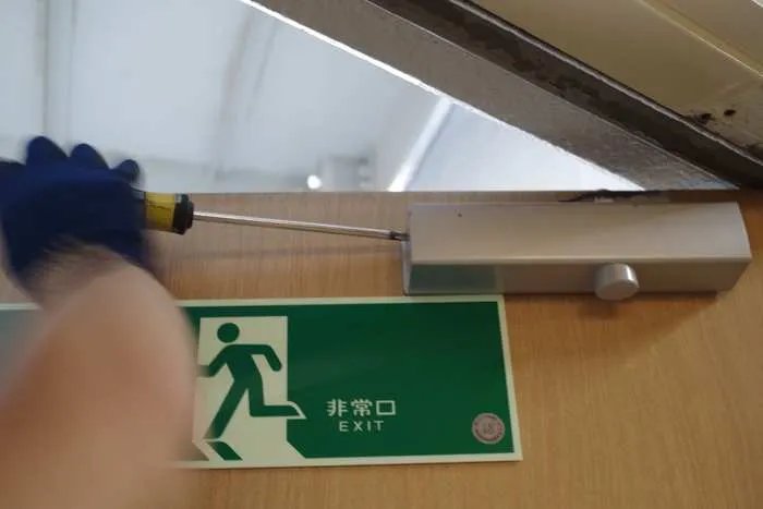 如何自己动手安装闭门器?