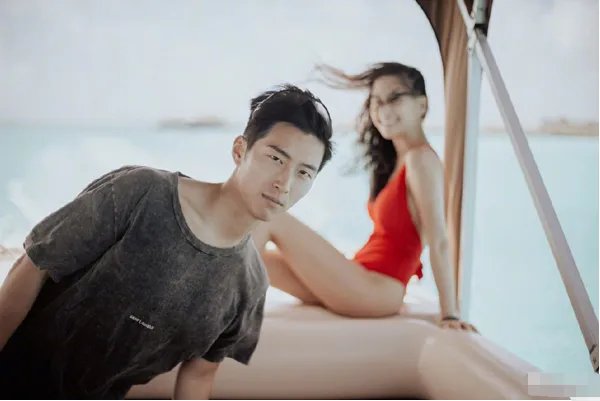 窦骁在微博晒出甜蜜照片,他是如何保持爱情新鲜感的?