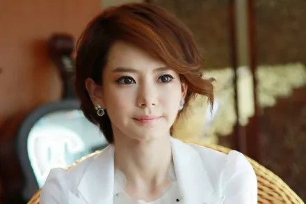戚薇的图片,短发的。