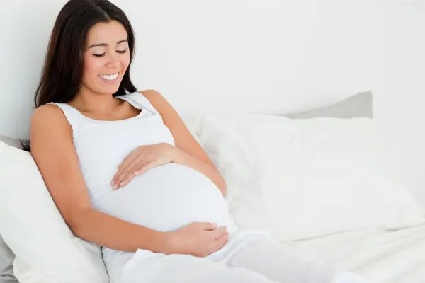 哈尔滨一高校女生在厕所产子，校方对此有何表示？