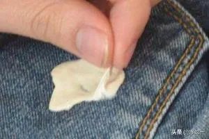 口香糖粘在衣物上如何弄掉?