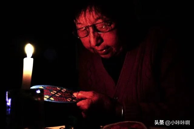 烛光里的妈妈歌词大意?