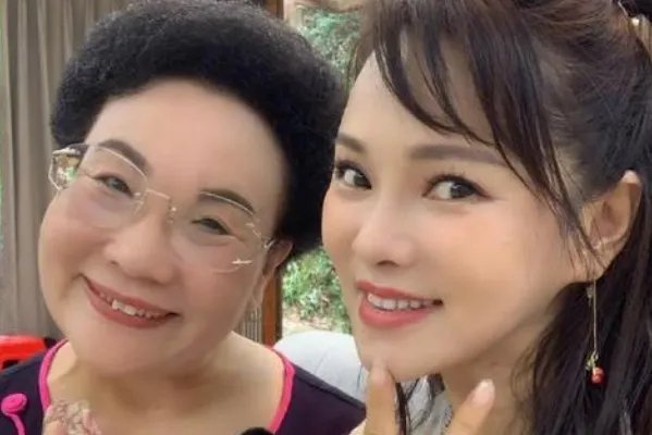 伊能静秦昊现身机场撒狗粮,谁能看出来她已经52岁