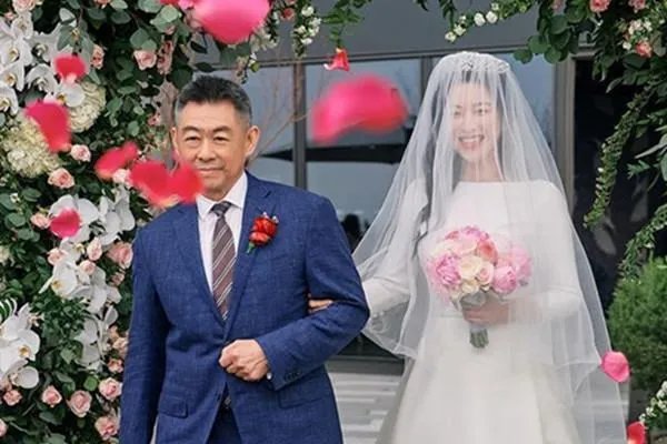 “将门名女”朱珠低调结婚,背后有何大瓜?