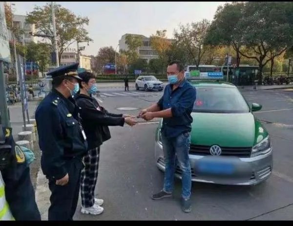 广州一女乘客打车遗落万元新手机,的哥归还,这种拾金不昧的精神还多吗?