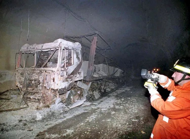 最绝望的死法:千度高温烘烤53小时,隧道成熔炉,39人成灰烬