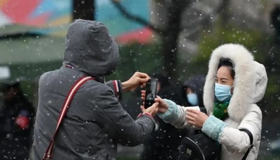 2021年成都第一场雪来了,南方人看到雪花的第一反应是什么?