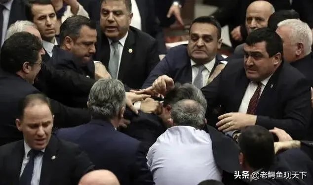 土耳其议会爆发激烈冲突,数十名议员参与“混战”,你们怎么看?