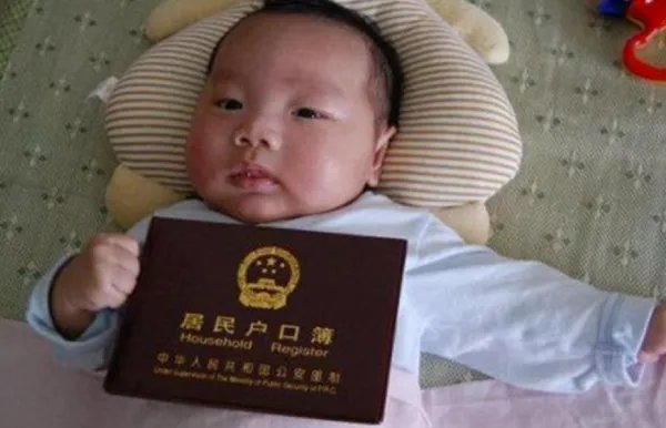 爸爸给儿子取名因谐音五十亿走红,为何妈妈的名字会成为最大的亮点?