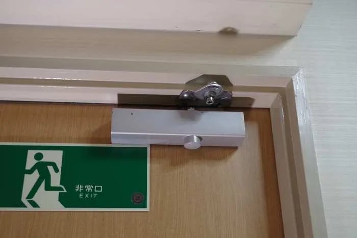 如何自己动手安装闭门器?
