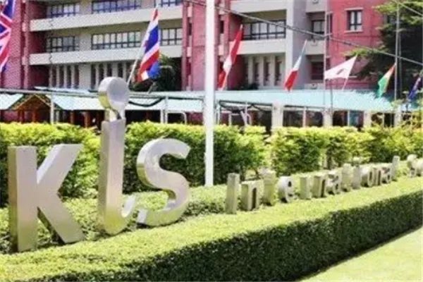 河北大学生坐窗台大喊学校配不上我,这个学校怎么了?