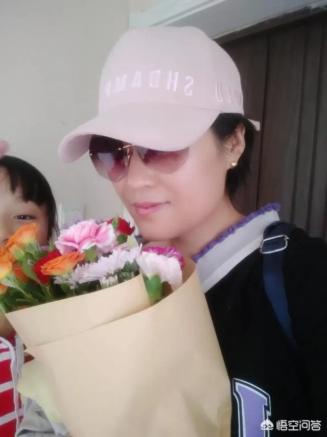 火车卧铺上一男一女打扑克