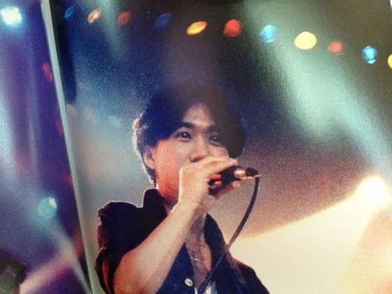 黄家驹一共出了多少首歌曲?