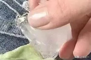 口香糖粘在衣物上如何弄掉?
